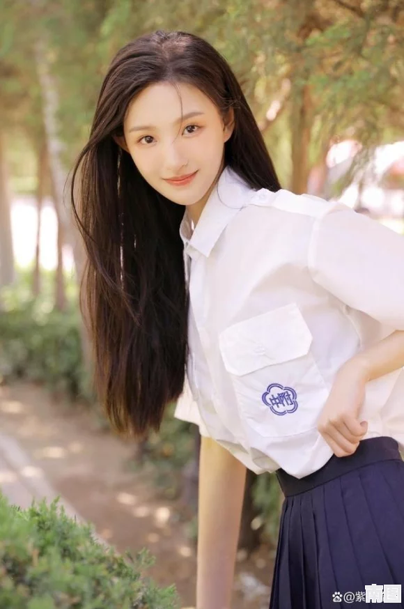 美女校花张开腿让我，校园内外流传的秘密恋情引发热议，网友纷纷猜测她与神秘男生的关系