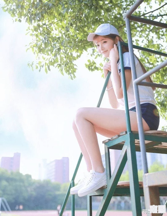 美女校花张开腿让我，校园内外流传的秘密恋情引发热议，网友纷纷猜测她与神秘男生的关系
