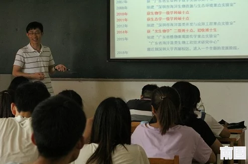 生物老师上课亲自给我们展示自己，带领学生们深入了解生命科学的奥秘与魅力