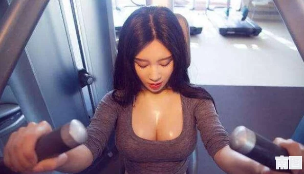 校花被×出乳白色液体，事件引发热议，网友纷纷猜测背后真相与相关人士的反应