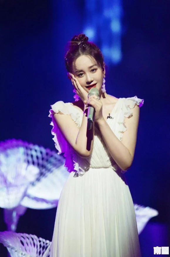 天美麻花果冻苏蜜清歌写真，展现青春活力与甜美气息的完美结合，令人心动不已！