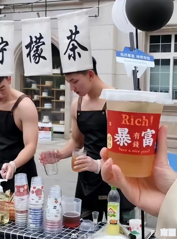男生和女生一起努力做豆浆，网友纷纷表示：这样的合作不仅增进了感情，还让生活更加有趣！