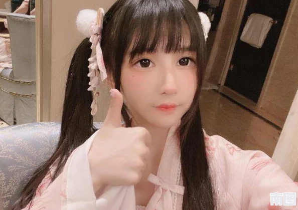 白丝校花生变身网红，疑似整容风波引发粉丝热议
